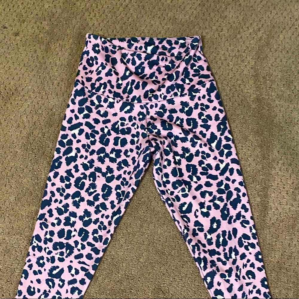 ONZIE womens Size XS pink yoga leggings with animal print. Never worn. Perfect.
